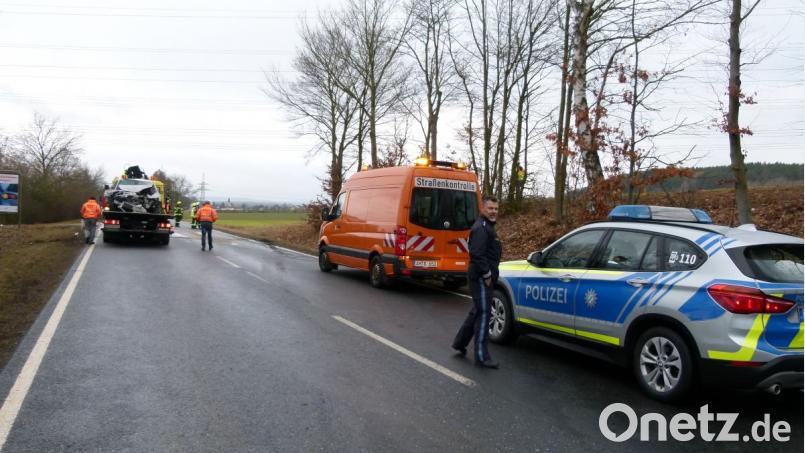 Am Volvo des 25-Jährigen entstand Totalschaden. Der Wagen musste abgeschleppt werden. Archivbild: Porsche