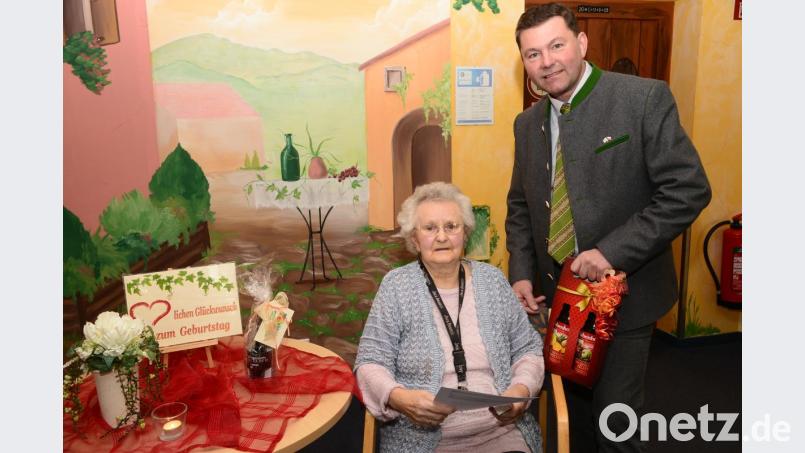 Bürgermeister Rainer Rewitzer gratuliert Frieda Wurm im Namen der Stadt. Bild: bey