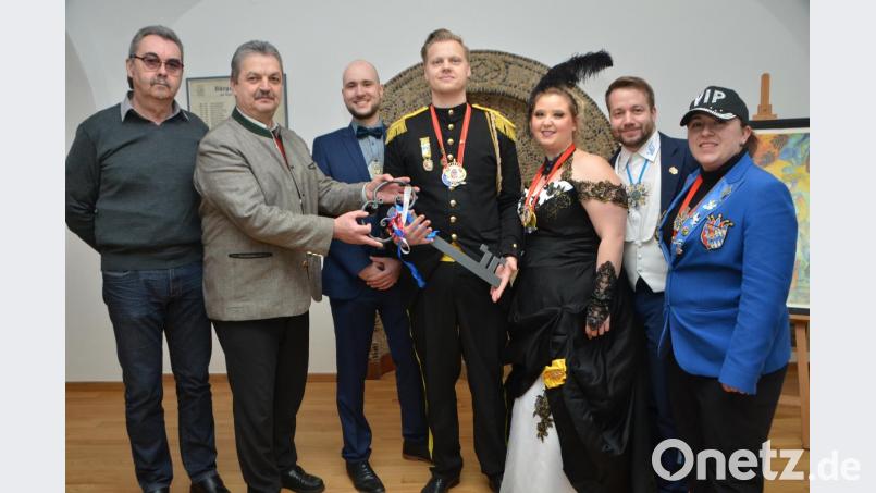 Der Rathausschlüssel kommt etwas ramponiert aber größtenteils unversehrt bei Bürgermeister Andreas Wutzlhofer (Zweiter von links) und Stadtkämmerer Rainer Dötsch (links) an. Die Vertreter des Vohenstraußer Faschingsvereins mit dem Prinzenpaar Isabella II. und Jonas I. haben während der vergangenen närrischen Saison gut auf die Leihgabe aufgepasst. Bild: dob