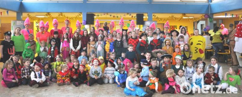Chrsitine Kick, Leiterin der TSV-Abtreilung Kinderturnen, veranstaltet mit ihren Helferinnen am Rosenmontag einen stimmungsvollen Kinderfasching in der Schulaula. Bild: es