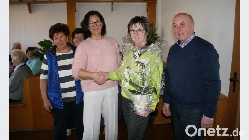 Theresia Pirner (Zweite von rechts) leitet seit zehn Jahren den &quot;Ratespaß&quot; in Waldershof. Dankeschön sagten Seniorenbeauftragter Gerhard Weber (rechts), Seniorenbeauftragte Carmen Altermann und Waldershofs Bürgermeisterin Friederike Sonnemann (von links). Bild: wro