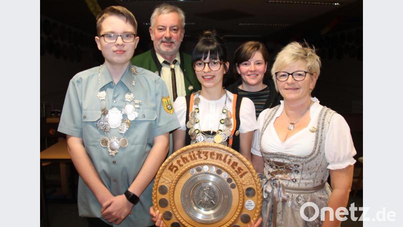 Die „Hoheiten“ des VPC Thanstein Jugendkönig Alexander Flierl, Liesl Julia Dirscherl mit ihren Stellvertreterinnen Lisa Dirscherl und Michaela Zisler (von links). Schützenmeister Ludwig Dirscherl gratulierte. Bild: dl