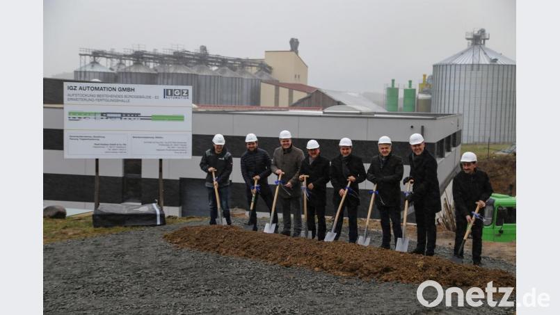 Von links: Alexander Riedl (Holzbau Riedl), Architekt Rodrigo Abarzúa , Geschäftsführer Christian Mattes, Bürgermeister Hans Donko, Geschäftsführer Alfred Meyer, stellvertretender Landrat Roland Grillmeier, Johann Zrenner und Stefan Unterstein Bild: rw