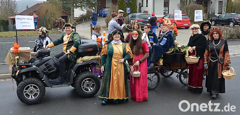 Das Seniorenprinzenpaar mit seinem Hofstaat. Bild: ü