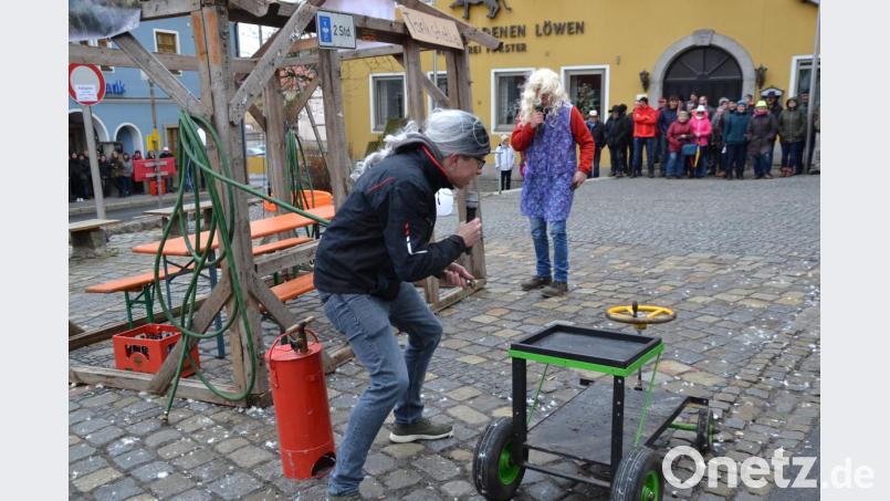 Eine Moosbacherin hat Probleme mit dem Tankautomaten. Bild: gi