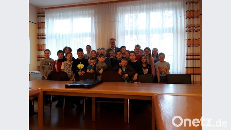 Die Dritt- und Viertklässler zu Besuch bei Bürgermeister Werner Roder (hinten, Mitte) im Rathaus. Bild: rn
