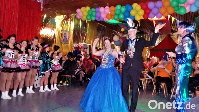 Königlicher Glanz beim letzten Ball-Auftritt des Prinzenpaares in dieser Faschings-Saison. Links die Kohlberger Gardemädchen, Prinzessin Susi I. und Prinz Michael I. mit Moderator(in?) Steffi (Stefan Gebhardt). Bild: jml