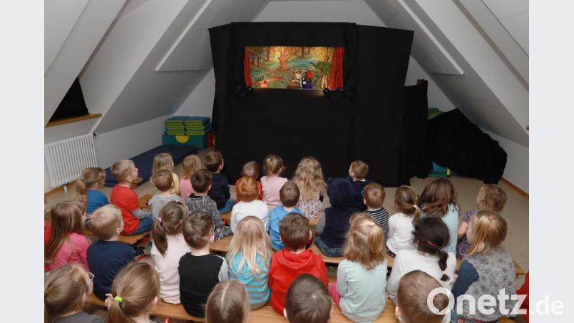 Gespannt verfolgten die Kleinen das Puppentheater, in dem es inhaltlich um das Demokratieverständnis ging. Bild: njn
