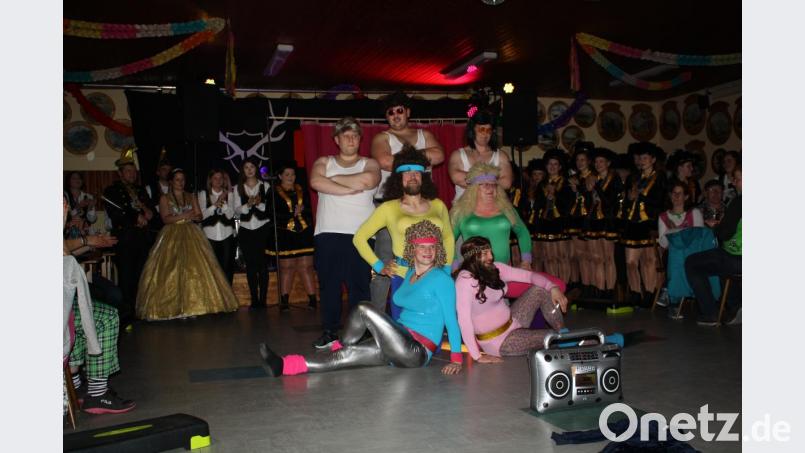 Bodybuilding und Aerobic waren in den 1980ern schwer "in": An die große Zeit von Sydne Rome und Arnie Schwarzenegger erinnerte das Männerballett des Pressather Faschingsvereins. Bild: bjp