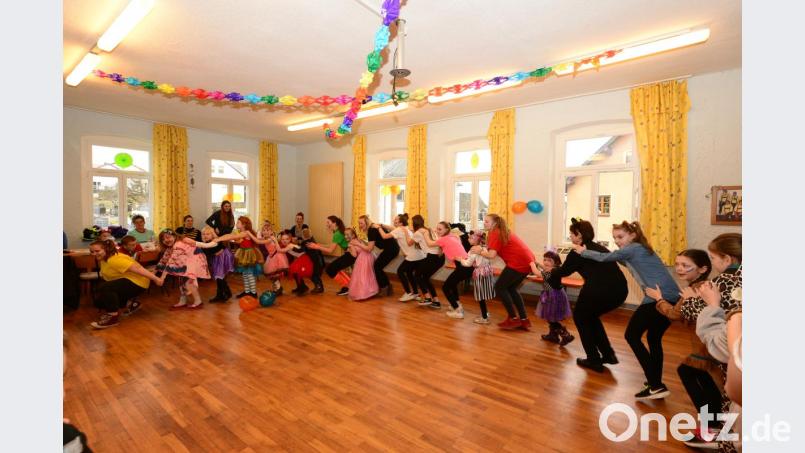 Beim Kinderfasching des Obst- und Gartenbauvereins Burkhardsrieth fehlte natürlich auch eine Polonäse durch das Obergeschoss des Dorfgemeinschaftshauses nicht. Bild: bey