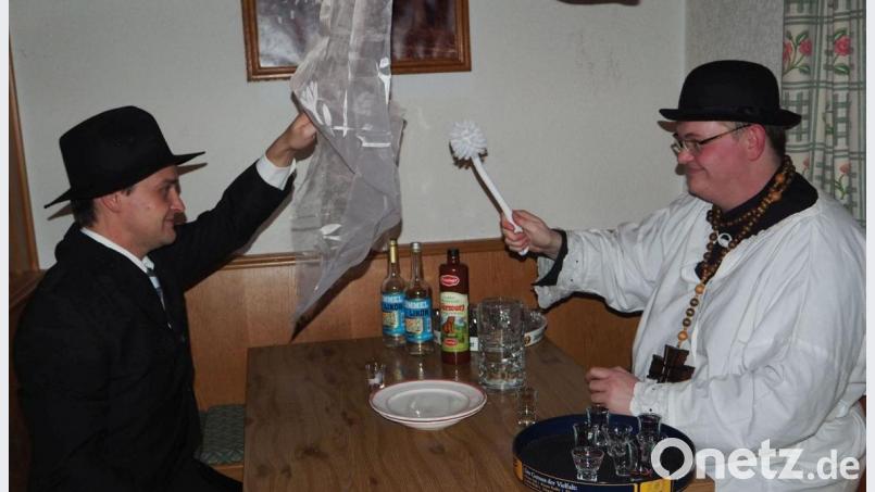 Die Vergebung mit Hochprozentigem erfolgt am Aschermittwoch durch den Faschingspater. Bild: gz