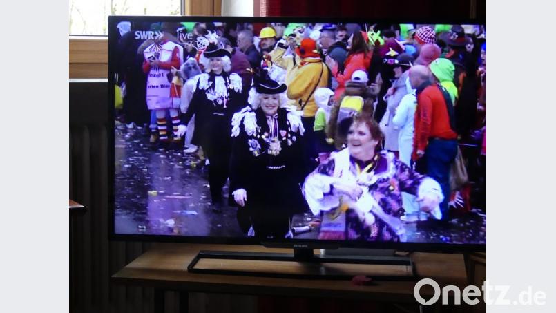 Mit den Mainzer &quot;Gardinen&quot; genoss Elisabeth Eisner (vorne, rechts) den Rosenmontagszug in der Domstadt. Bild: rn