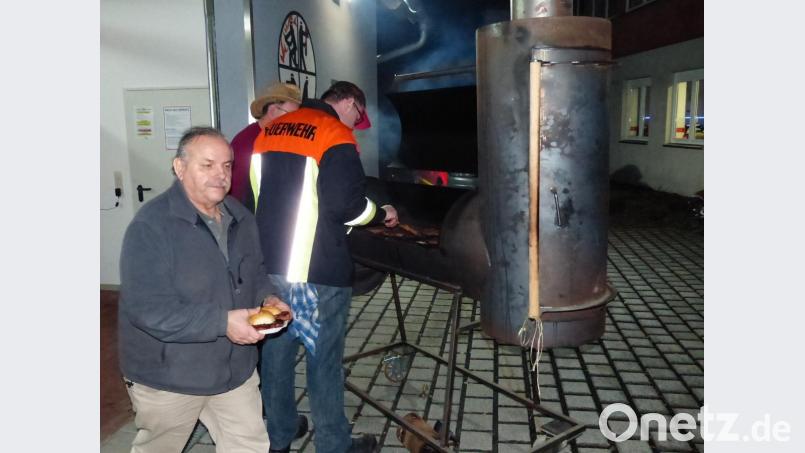 Michael Klaschka hat den Smoker im Griff, die Besucher freuen sich schon auf die Ergebnisse. Bild: hme