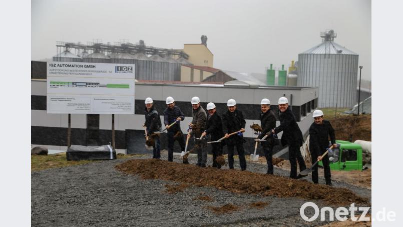 Von links: Alexander Riedl (Holzbau Riedl), Architekt Rodrigo Abarzúa , Geschäftsführer Christian Mattes, Bürgermeister Hans Donko, Geschäftsführer Alfred Meyer, stellvertretender Landrat Roland Grillmeier, Johann Zrenner und Stefan Unterstein Bild: rw