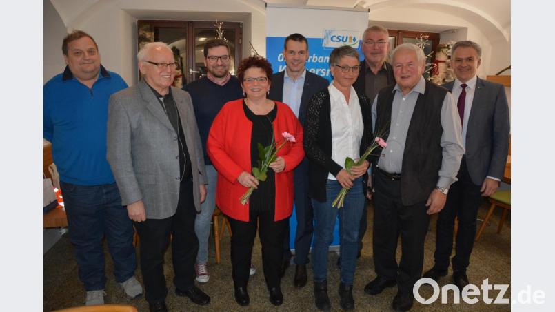 Eine ganze Reihe von jahrzehntelangen Mitgliedern ehrte die CSU Konnersreuth. Geehrt wurden (von links) Walter Hart, Josef Sölch, Philipp Schwan, Christa Wölfl, Andreas Malzer, Barbara Wenisch und Robert Kutzer. Ihnen gratulierten Alt-Bürgermeister Michael Hamann und stellvertretender CSU-Kreisvorsitzender Roland Grillmeier. Bild: pz