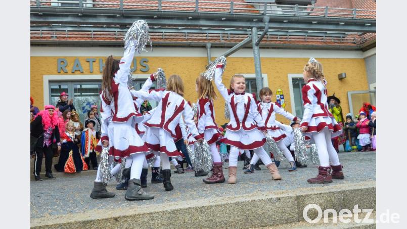 Vor dem Faschingszug hat die Garde am Ursensollener Rathaus ihren umjubelten Auftritt. Bild: pj