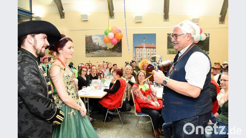 Zurück zur Normalität: Prinz Maximilian I. von der Technikschmiede (von links) und Prinzessin Andrea I. vom Bildungswerk geben Stadtkasse und Stadtschlüssel an Bürgermeister Rupert Troppmann zurück. Bild: bgm