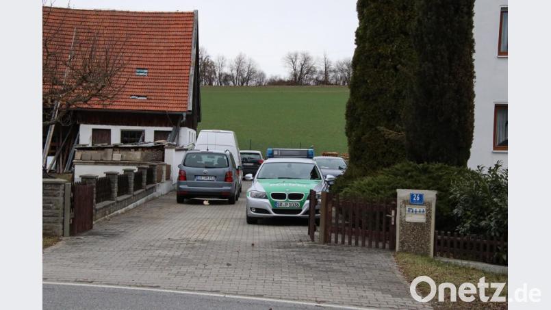 In einer Wohnung in Mallersdorf-Pfaffenberg im Kreis Straubing-Bogen fand die Polizei drei Leichen. Bild: Alexander Auer