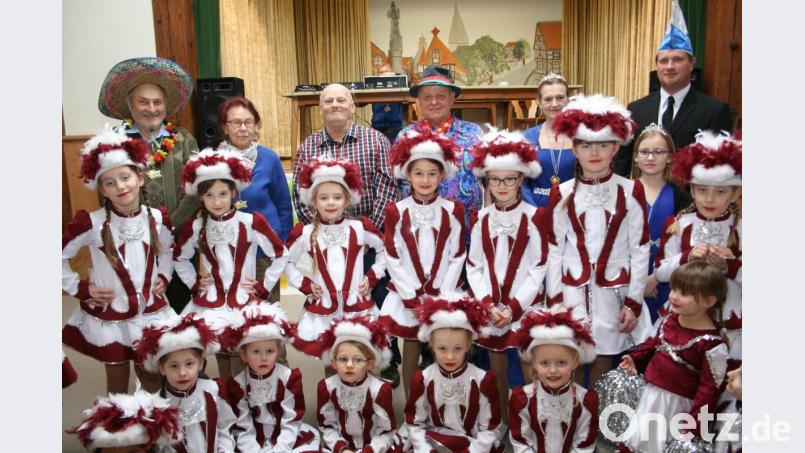 Mit Faschingsorden wurden hinten von links Theo Höfer, Therese Schraml, Willi Schlicht und Sitzungspräsident Erwin Bächer vom Prinzenpaar aus Krummennaab (rechts daneben) geehrt; davor die Kindergarde aus Krummennaab. Bild: roh