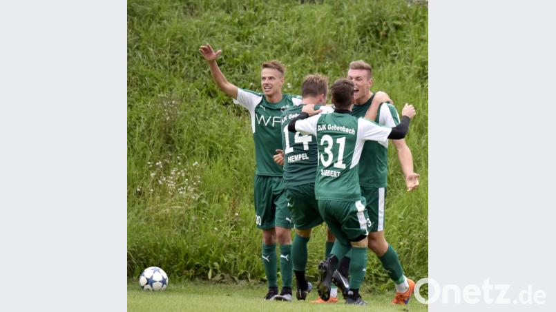 Dominik Haller (links) mit seinen Teamkollegen der DJK-Gebenbach. Bild: Ziegler