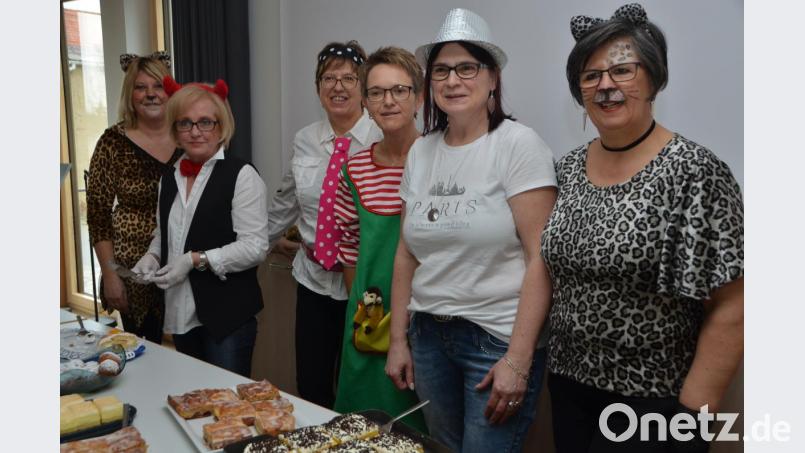Die Vorstandsfrauen des Katholischen Frauenbunds überraschen die Gäste am Faschingsdienstag mit einer verführerischen Kuchentafel zum Ausklang der närrischen Jahreszeit. Bild: dob