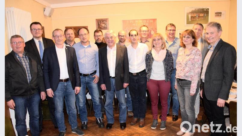 Fast schon in Rekordzeit hatte es stellvertretender CSU-Kreisvorsitzender Patrick Fröhlich (Zweiter von links) geschafft, die Wahl des neuen CSU- Vorstands des Ortsverbandes Rieden-Vilshofen abzuarbeiten. Rechts Vorsitzender Josef Weinfurtner, Dritter von links. Bürgermeister Erwin Geitner. Bild: bö