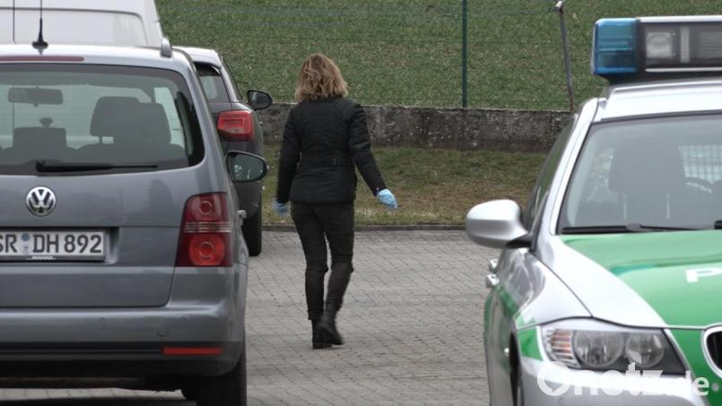 In einer Wohnung in Mallersdorf-Pfaffenberg im Kreis Straubing-Bogen fand die Polizei drei Leichen. Bild: Alexander Auer