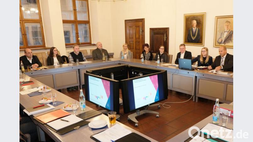 Unter der Leitung von Oberbürgermeister Michael Cerny (Dritter von rechts) sowie Sabrina Liermann (Zweite von rechts) und Martin Reinhardt (rechts) vom Amt für soziale Angelegenheiten fand im Rathaus ein seniorenpolitisches Austauschgespräch statt. Bild: Susanne Schwab, Stadt Amberg