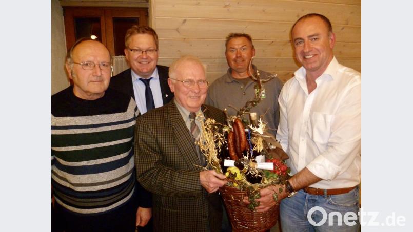 Der CSU-Ortsverband Gailoh ehrte langjährige und verdienstvolle Mitglieder. Von links: Josef Lehmeier, OB Michael Cerny, Christian Gunreben, Bernhard Honig und Ralf Kuhn. Bild: usc