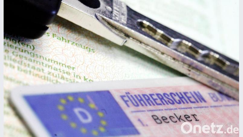 Bis 2033 müssen die alten Führerschein in neue EU-Dokumente ausgetauscht werden. Bild: Marius Becker/dpa
