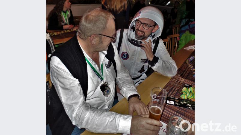 Bürgermeister Rudolf Götz bucht bei „Astro-Alex“ (Bernhard Faltenbacher einen Erholungsaufenthalt auf der ISS-Station. Bild: jml
