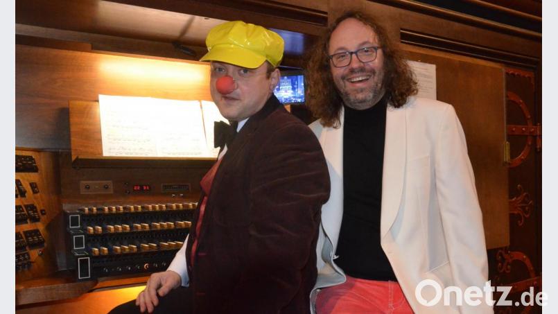 Die beiden gaben den Ton an: Chordirektor Piotr Pajak (links) und Organist Stefan Schultes. Bild: Kunz