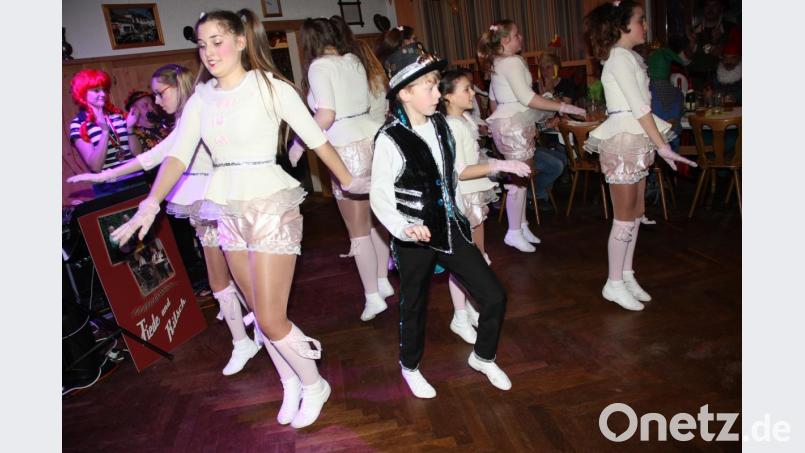 Die Jugendgarde der Narrhalla Windischeschenbach mit Tänzer Samuel Schieder. Bild: adj