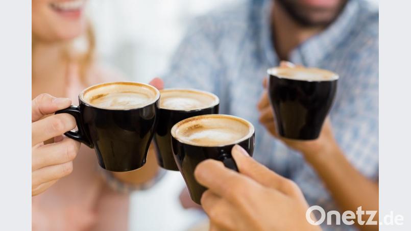 Beim köstlichen Duft der aufgebrühten braunen Bohne lassen sich besonders gut neue Kontakte knüpfen – und alte vertiefen. Symbolbild: WavebreakmediaMicro – stock.adobe.com