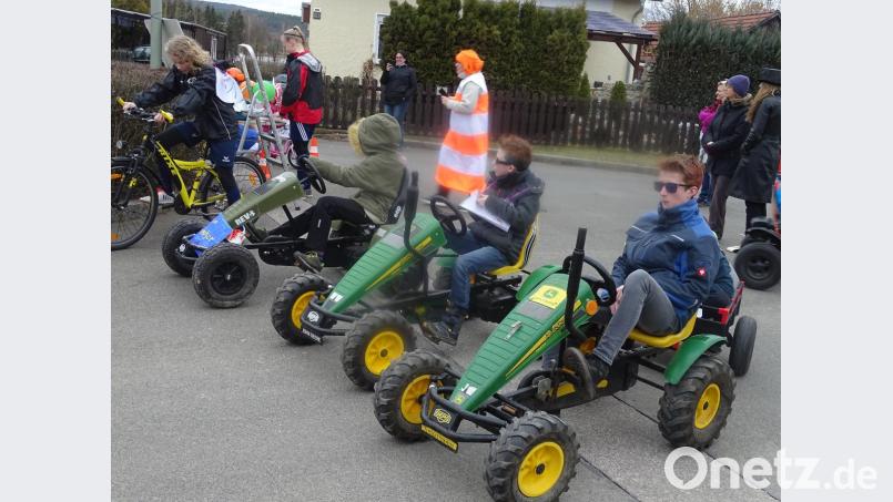 Mit stürmischem Rückenwind flott unterwegs: Die Kinder von Freihöls starten auch heuer zu ihrem Faschingszug durch den Ort. Bild: Houschka
