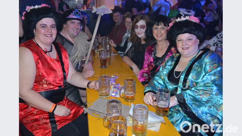 Tolle Masken waren beim Rosenmontagsball in Leonberg zu bewundern. Junggebliebene und die Jugend genossen die närrischen Stunden bei toller Musik und guter Laune. Bild: jr
