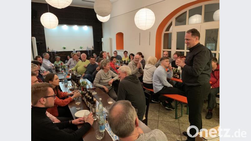 Gespannt verfolgten die Besucher die kurzweiligen Ausführungen von Hobby-Biersommelier Stefan Wissel. Bild: fpoz