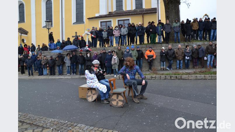 Hochzeit mit Hindernissen: Die Brautleute kommen nicht an die Trauringe, weil der Kofferraum des Oldtimers nicht aufgeht. Bild: gi