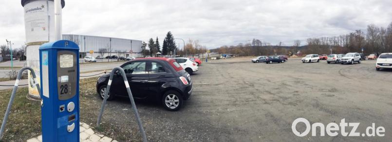 Bisher müssen Besucher auf dem Parkplatz gegenüber der Mehrzweckhalle werktags ein Ticket lösen. Auch sonntags will
die Stadt künftig bei größeren Veranstaltungen abkassieren. Zum ersten Mal passierte dies beim Narrhalla-Kinderfasching. Bild: Gabi Schönberger