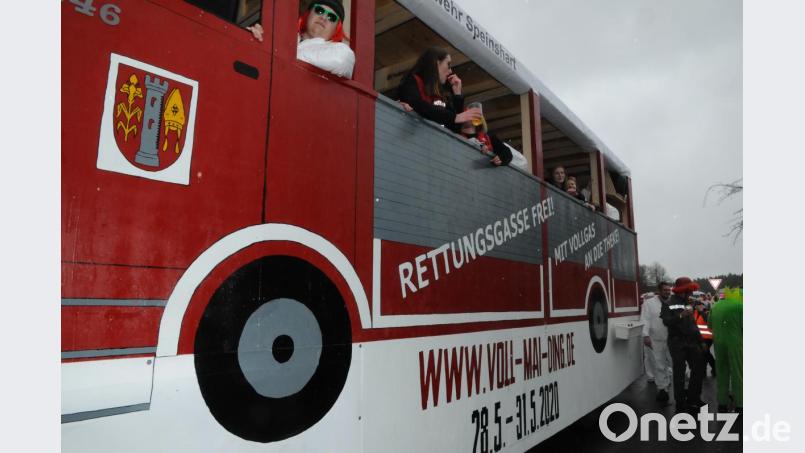 "Rettungsgasse frei" fordert die Speinsharter Feuerwehr, damit es mit Vollgas an die Theke gehen kann. Bild: bey