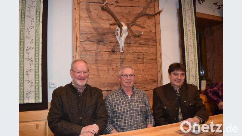 Nach der Vertragsunterzeichnung freuen sich (von links) Kurt Tausendpfund, Jagdvorsteher Herbert Kopp und Markus Aigner über den Abschluss der Jagdpacht bis 2031. Bild: wku
