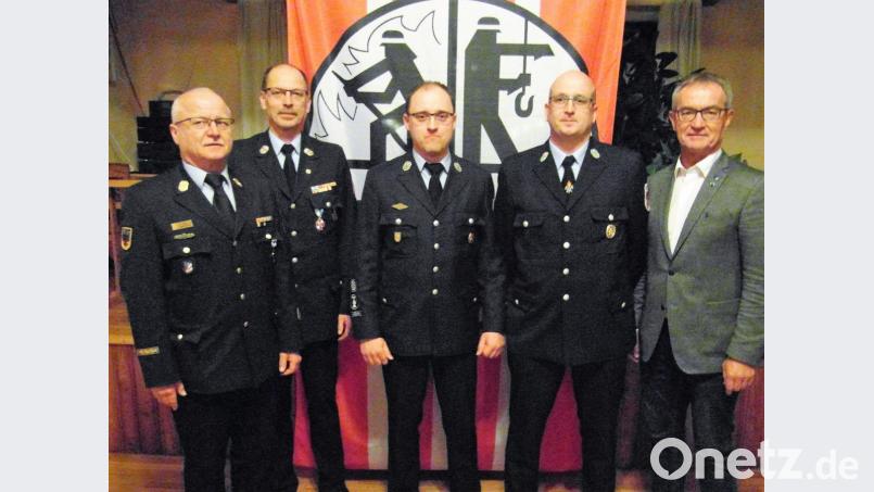 Kreisbrandinspektor Otto Braunreuther (von links) und Kreisbrandmeister Alois Schindler sowie Bürgermeister Werner Nickl (rechts) gratulieren dem neuen ersten Kommandanten Hans Birkner (Mitte) und dem neuen zweiten Kommandanten Marcus Völkl zu ihren Ämtern. Bild: hl