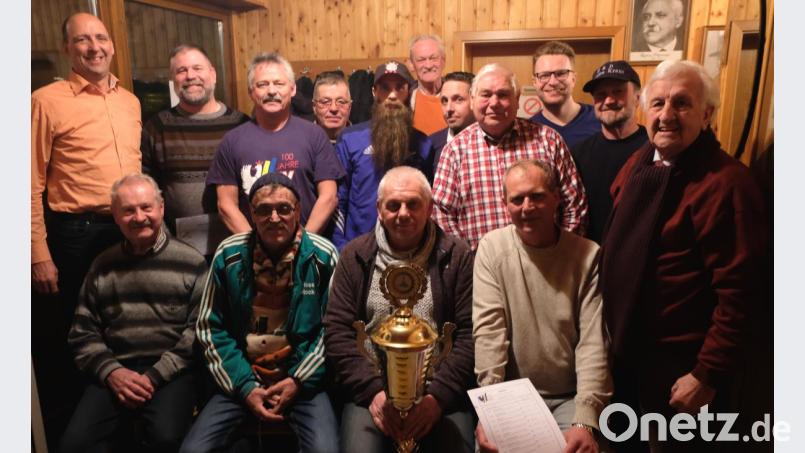 Den Sieg beim 24. Hermann-Gollwitzer-Gedächtnis-Turnier holt sich das Bärenweiher-Team und sichert sich damit den von der Familie Harald Gollwitzer gestifteten Wanderpokal. Bild: le