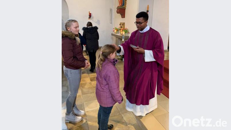 Auch viele Kinder und Jugendliche kamen am Aschermittwoch in der Herz-Jesu-Pfarrkirche, um sich von Kaplan Justin Kishimbe das Aschenkreuz aufstreuen zu lassen, der dabei jedes Mal den Segensspruch "Bekehrt auch und glaubt an das Evangelium" sprach. Bild: mez