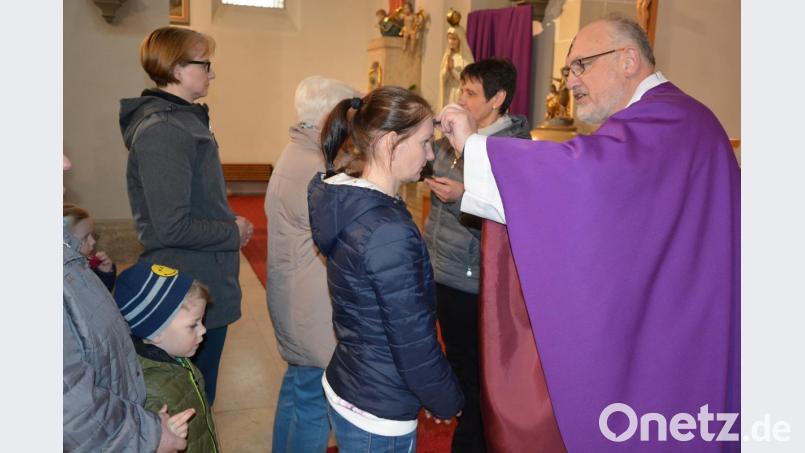Stadtpfarrer Anton Witt und Mesnerin Helga Weiß zeichneten den Gottesdienstbesuchern am gestrigen Mittwochnachmittag ein Aschenkreuz auf die Stirn. Angezeigt wird mit diesem Symbol die Vergänglichkeit des Menschen. Bild: jr