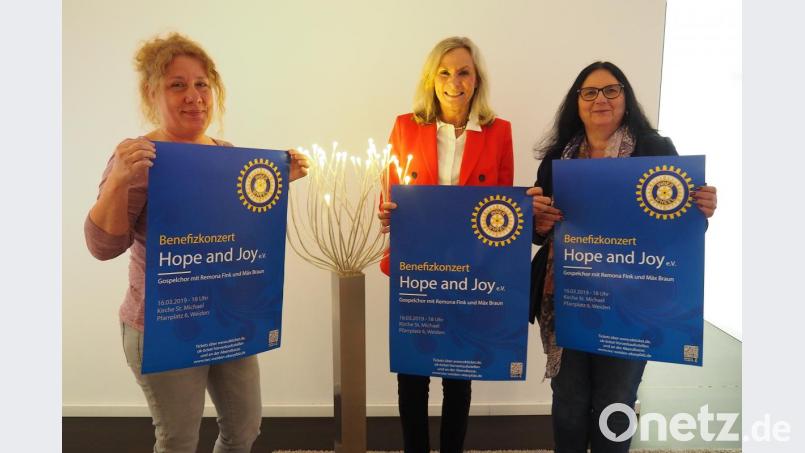 Birgit Brüderer vom &quot;Hope and Joy&quot;-Gospelchor, Inner-Wheel-Präsidentin Christiane Bardenheuer und Past-Präsidentin Alexandra Stangl hoffen am 16. März auf eine voll besetzte Kirche St. Michael. Bild: Bühner