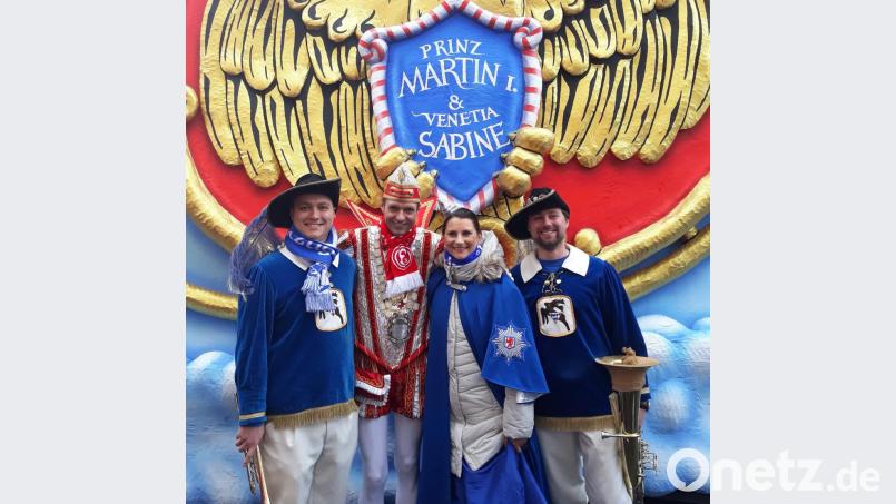 Die Hirschauer gehörten erneut zur Leibgarde von Prinz Martin I. und Venetia Sabine. Mit ihnen trafen sich Vorstand Maximilian Stein (links) und sein Stellvertreter Thomas Stark (rechts) zum Fototermin. Bild: u