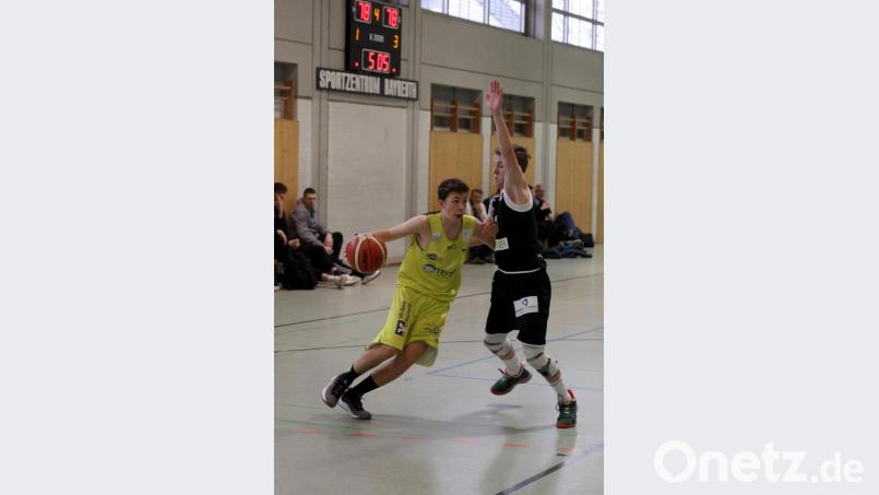 Der 14-jährige Nachwuchs-Basketballer Benjamin Pausch (links) im Trikot der &quot;TenneT Young Heroes&quot; im Spiel gegen die Young Gladiators Trier. Bild: pta