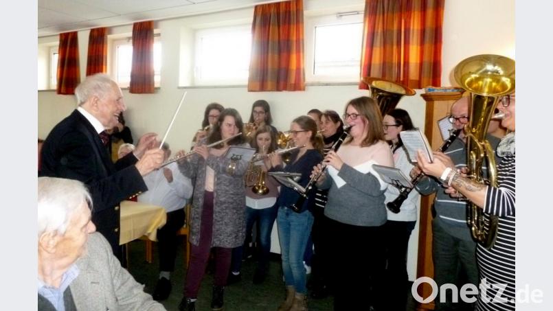 Als Gruß an seine geliebten Berge dirigierte Pfarrer Hans Bayer bei seinem Geburtstagsfest den „Bozner Bergsteiger-Marsch“. Die Musikanten der Blaskapelle St. Nikolaus erfüllten den Wunsch gerne. Bild: lts