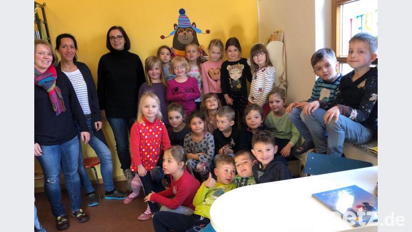Da freut sich der Bücher-Bär im Hintergrund! Vorschulkinder des Kinderhauses Heilig Geist machten ersten Antrittsbesuch in der Neuhauser Pfarrbücherei. Bild: exb
